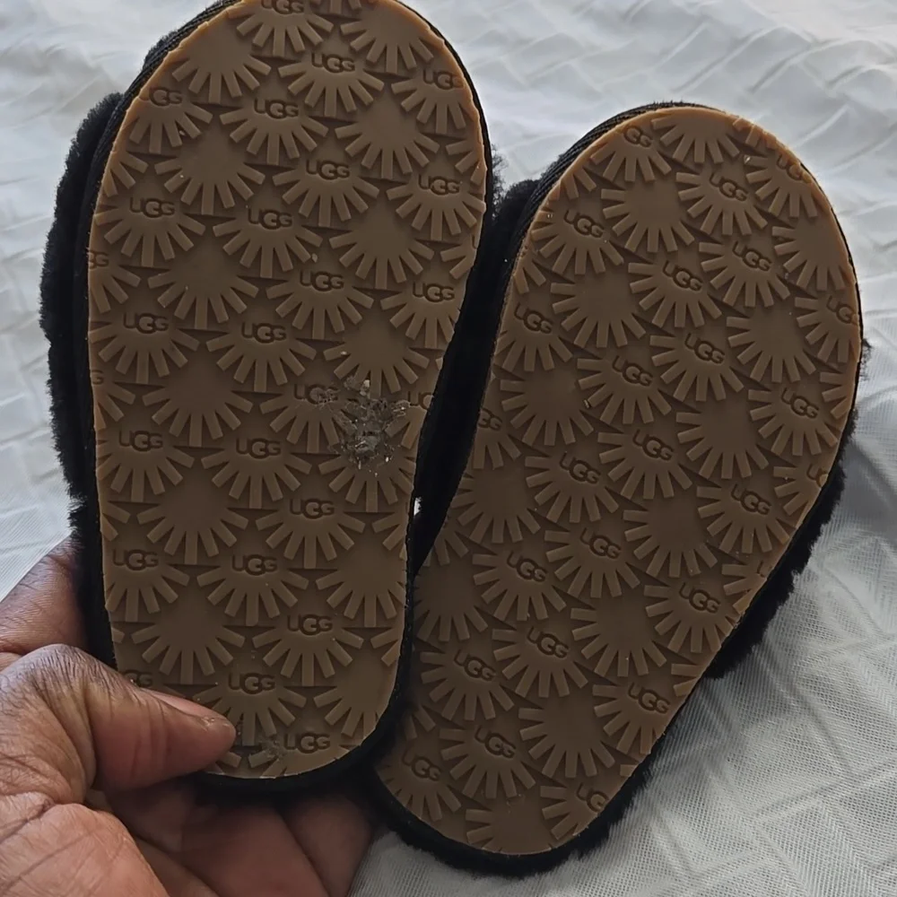 UGG Little Girl Kids Black Fluffy Slippers
